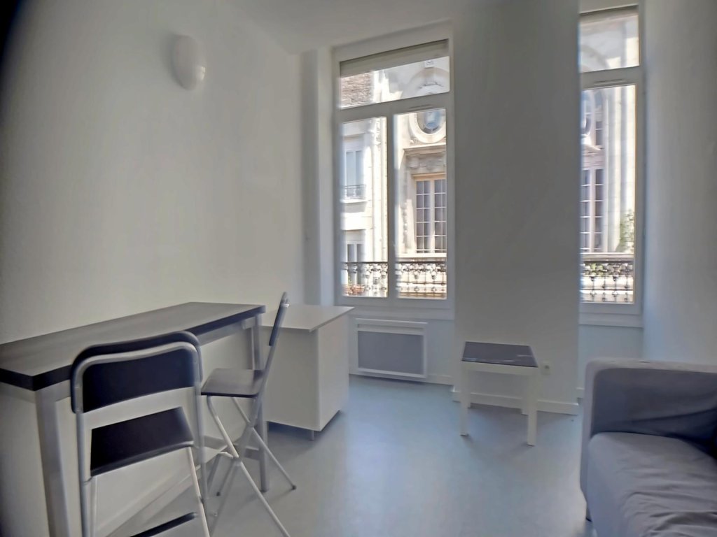 APPARTEMENT T2 A LOUER - ST ETIENNE - 29.48 m2 - 430 &euro; charges comprises par mois