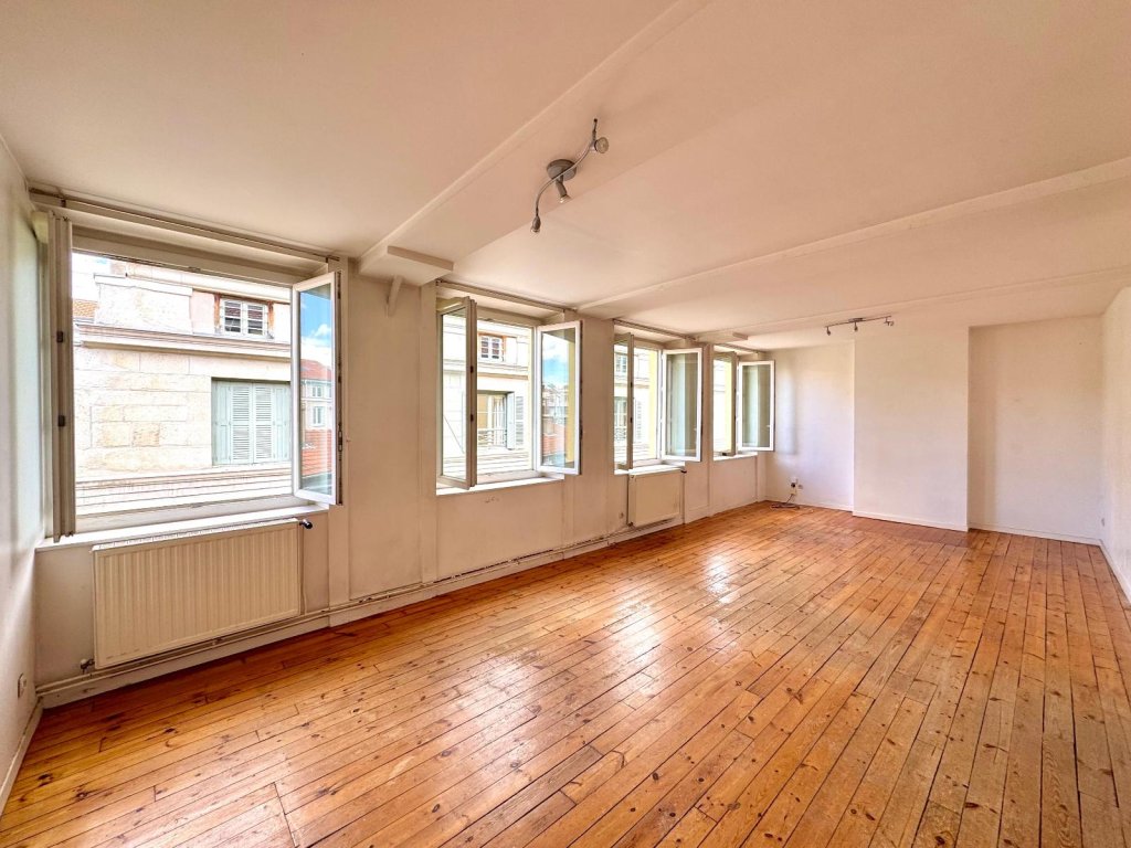 APPARTEMENT T4 A LOUER - ST ETIENNE - 126 m2 - 830 &euro; charges comprises par mois