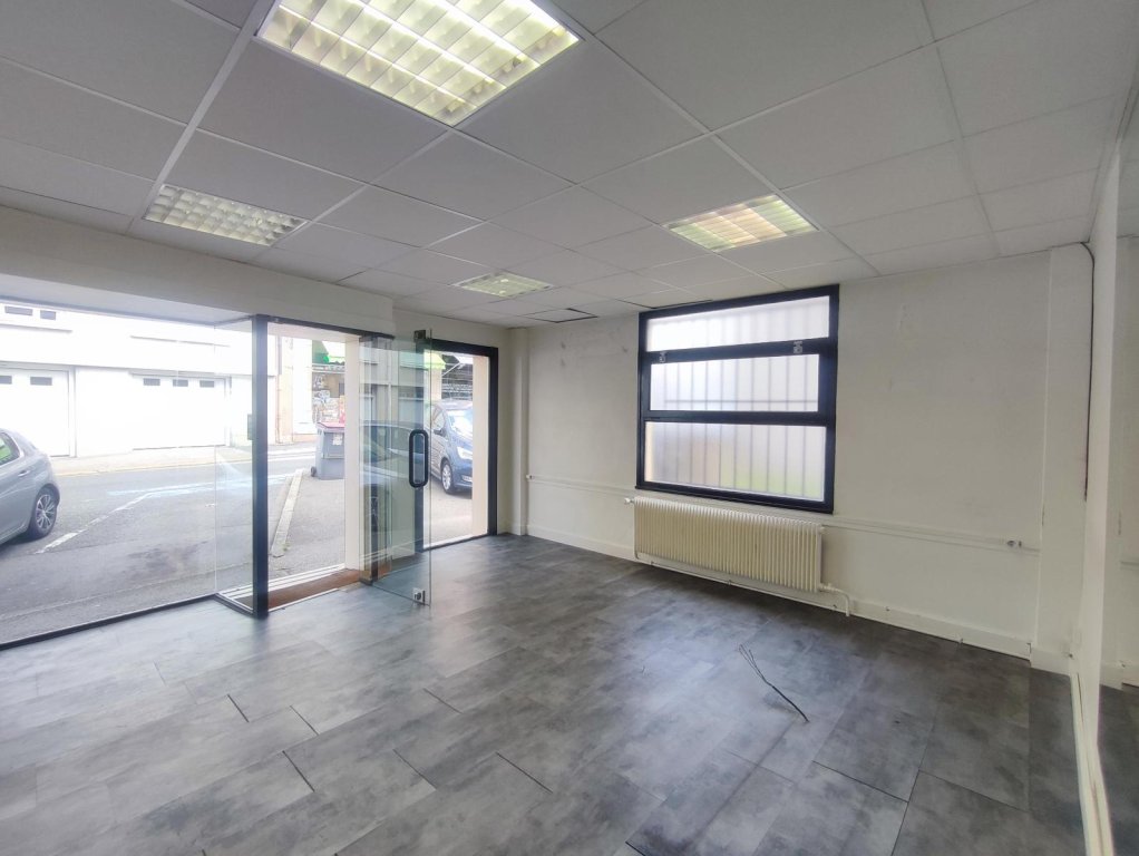 BOUTIQUE A LOUER - FIRMINY - 50 m2 - 440 &euro; HC par mois