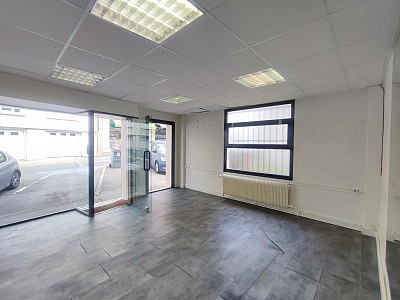 BOUTIQUE A LOUER - FIRMINY - 50 m2 - 440 &euro; HC par mois