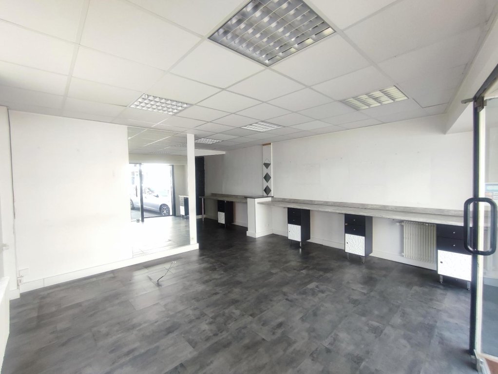 BOUTIQUE A LOUER - FIRMINY - 50 m2 - 440 &euro; HC par mois
