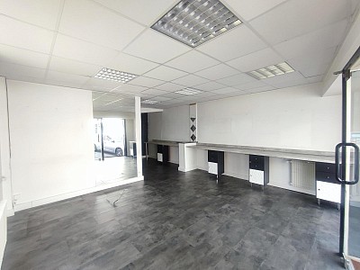 BOUTIQUE A LOUER - FIRMINY - 50 m2 - 440 &euro; HC par mois