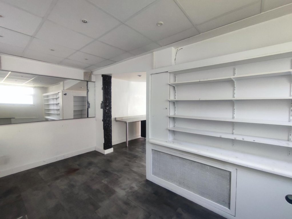 BOUTIQUE A LOUER - FIRMINY - 50 m2 - 440 &euro; HC par mois