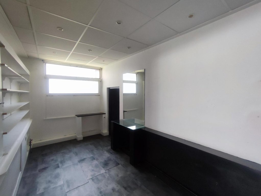 BOUTIQUE A LOUER - FIRMINY - 50 m2 - 440 &euro; HC par mois