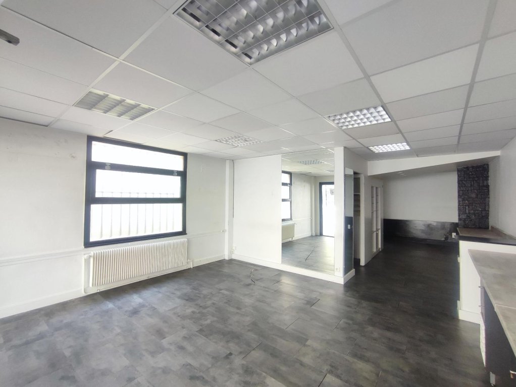 BOUTIQUE A LOUER - FIRMINY - 50 m2 - 440 &euro; HC par mois