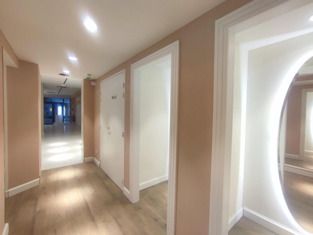 BOUTIQUE A LOUER - ST ETIENNE - 78.34 m2 - 2 175 &euro; HC par mois