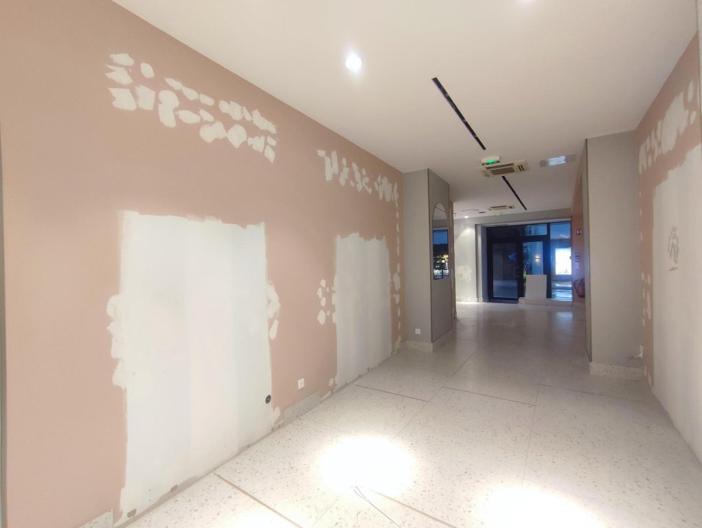 BOUTIQUE A LOUER - ST ETIENNE - 78.34 m2 - 2 175 &euro; HC par mois