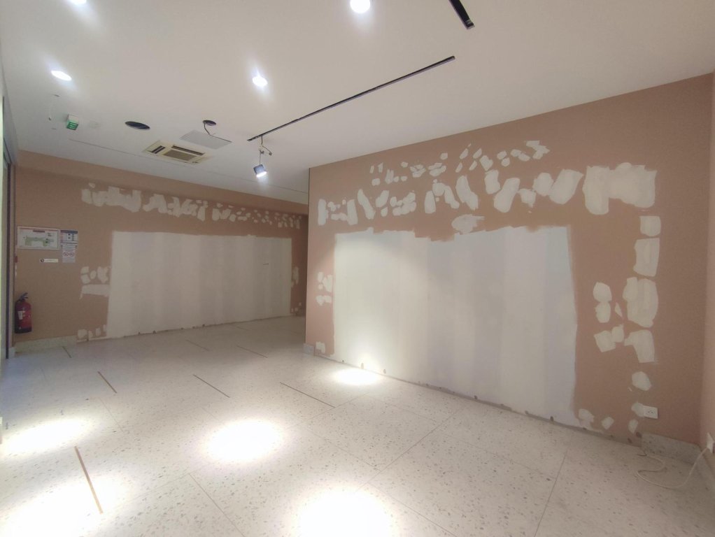 BOUTIQUE A LOUER - ST ETIENNE - 78.34 m2 - 2 175 &euro; HC par mois