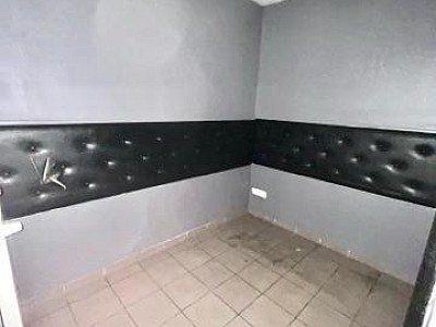 BOUTIQUE A LOUER - ST ETIENNE - 97 m2 - 890 € HC par mois