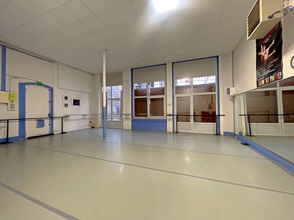 BOUTIQUE A VENDRE - ST ETIENNE - 186 m2 - 93 000 &euro; 