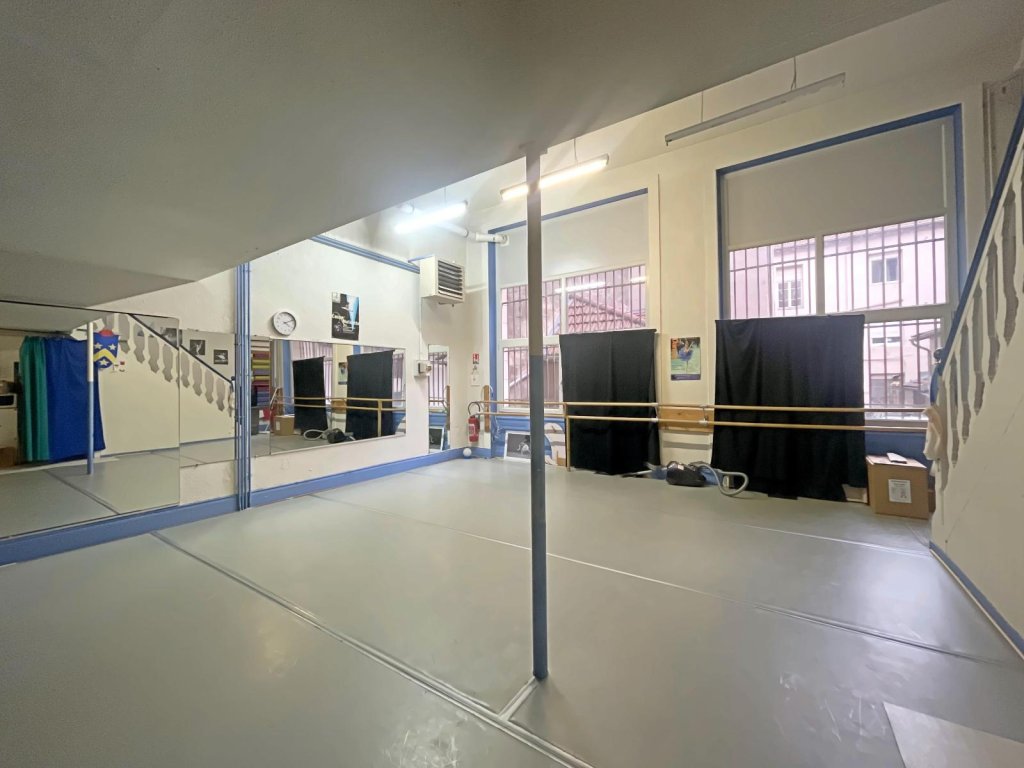 BOUTIQUE A VENDRE - ST ETIENNE - 186 m2 - 93 000 &euro; 