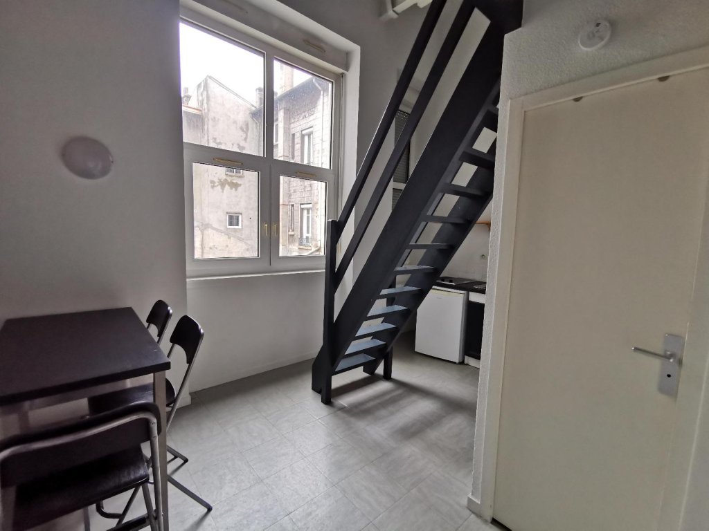 STUDIO A LOUER - ST ETIENNE - 22.47 m2 - 360 &euro; charges comprises par mois