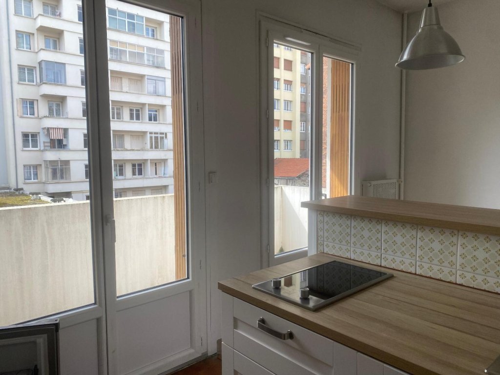 STUDIO A LOUER - ST ETIENNE - 31 m2 - 395 &euro; charges comprises par mois