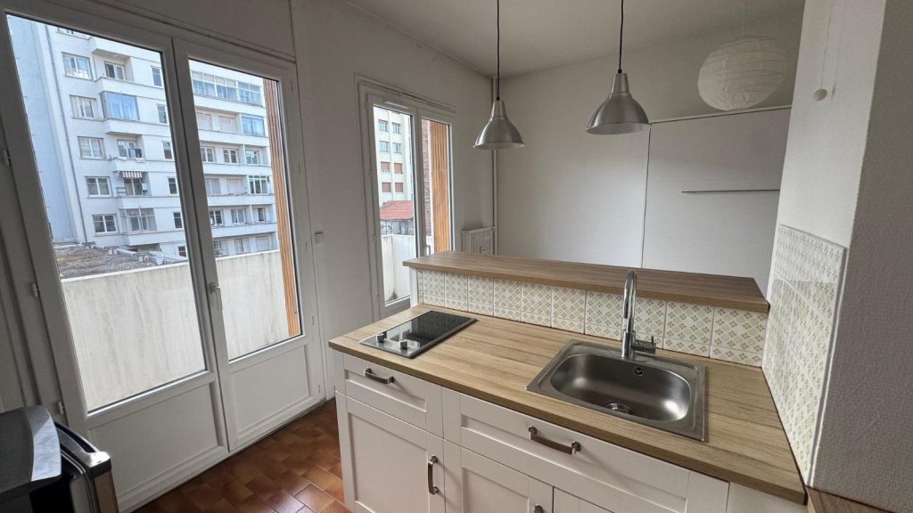STUDIO A LOUER - ST ETIENNE - 31 m2 - 395 &euro; charges comprises par mois