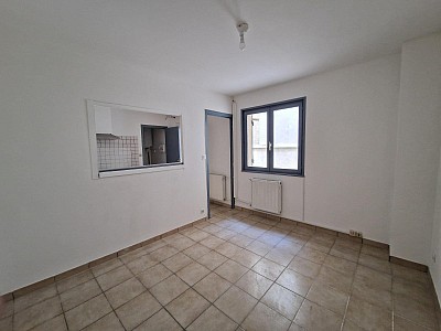 STUDIO A LOUER - ST ETIENNE - 24.2 m2 - 305 &euro; charges comprises par mois