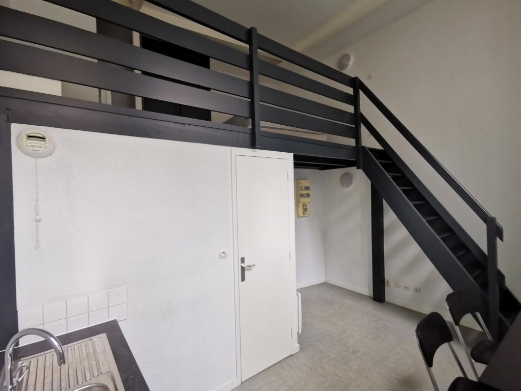 STUDIO A LOUER - ST ETIENNE - 27 m2 - 340 &euro; charges comprises par mois