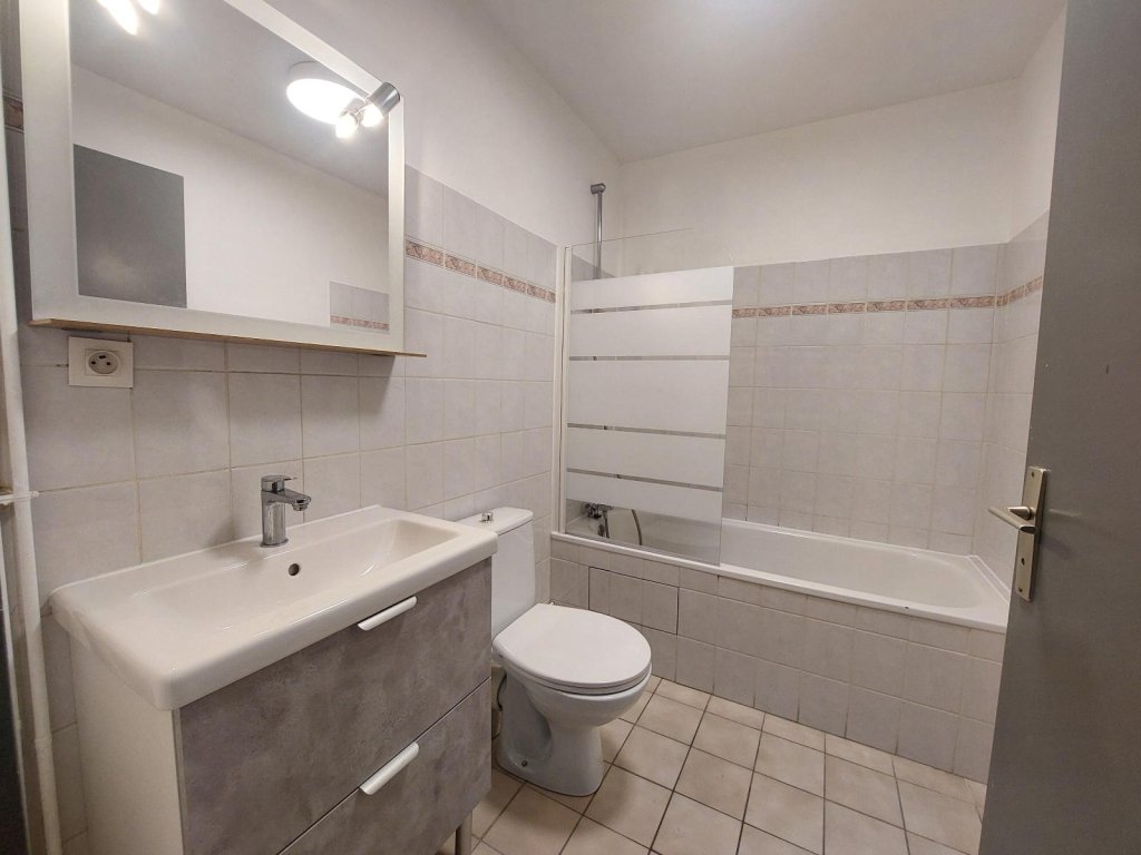 STUDIO A LOUER - ST ETIENNE - 23.87 m2 - 340 &euro; charges comprises par mois