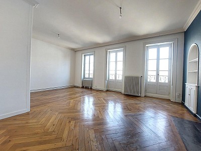 APPARTEMENT T2 A LOUER - ST ETIENNE - 65.72 m2 - 615 &euro; charges comprises par mois