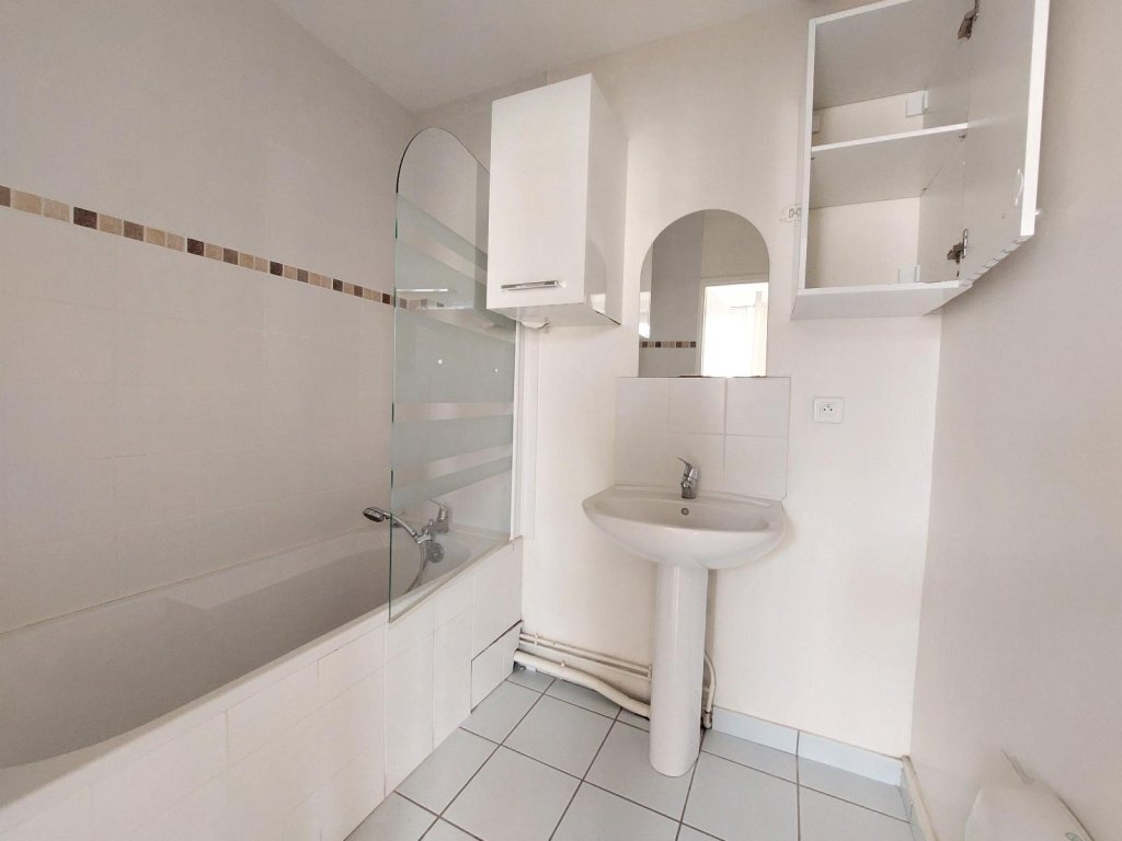 APPARTEMENT T2 A LOUER - ST ETIENNE - 65 m2 - 560 &euro; charges comprises par mois