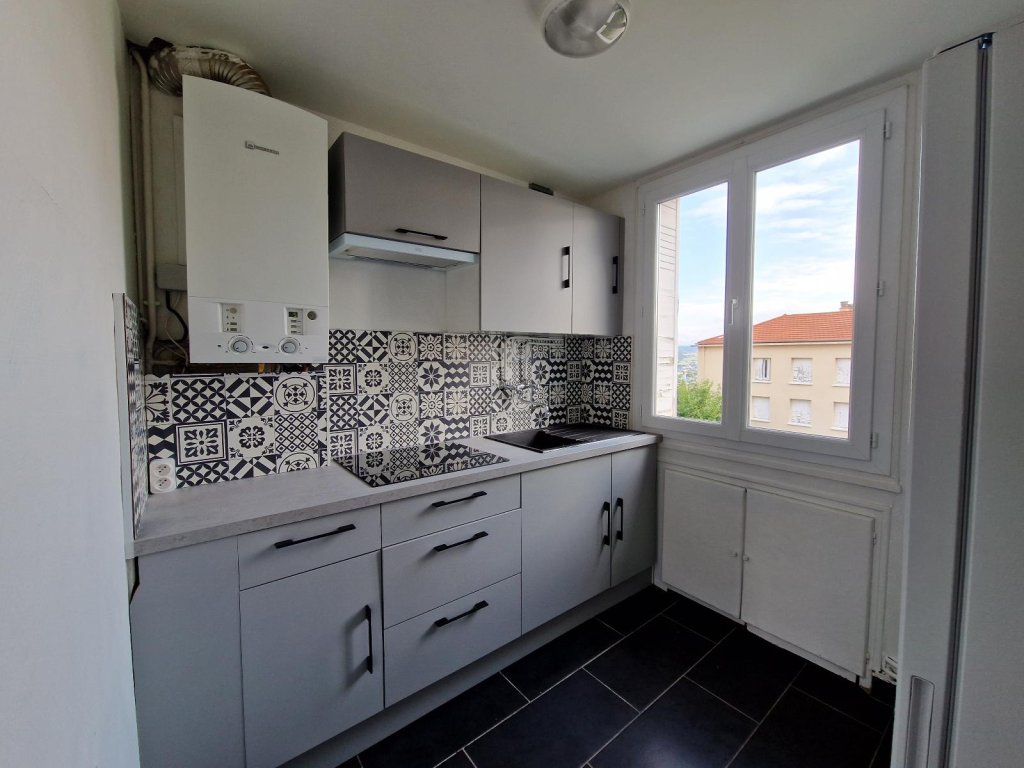 APPARTEMENT T3 A LOUER - ST ETIENNE - 52.69 m2 - 550 &euro; charges comprises par mois
