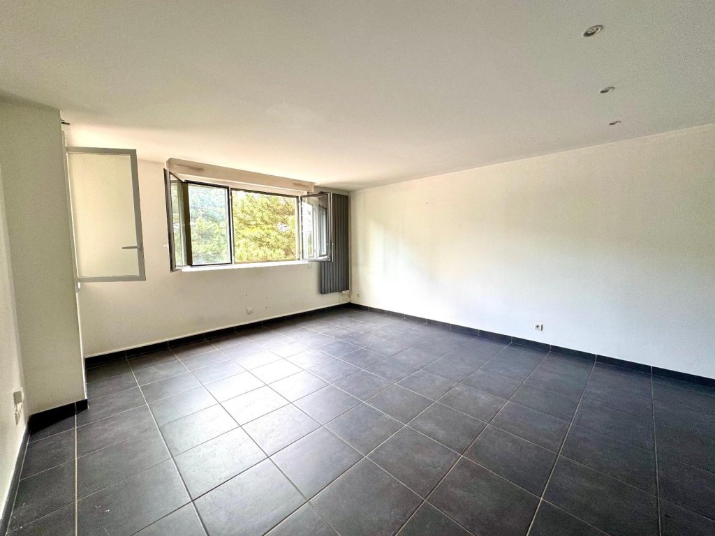 APPARTEMENT T3 A LOUER - ST ETIENNE - 80 m2 - 631 &euro; charges comprises par mois