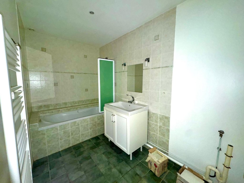 APPARTEMENT T3 A LOUER - ST ETIENNE - 80 m2 - 631 &euro; charges comprises par mois