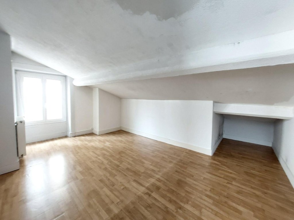 APPARTEMENT T3 A LOUER - ST ETIENNE - 52.77 m2 - 380 &euro; charges comprises par mois