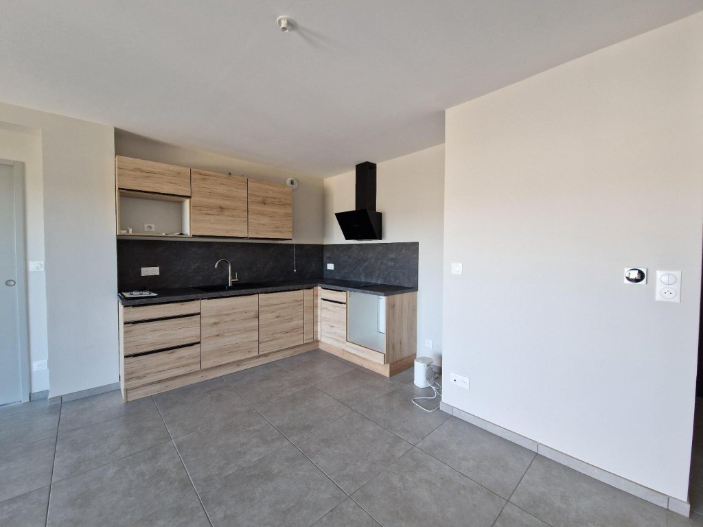 APPARTEMENT T3 A LOUER - ST GENEST LERPT - 77.91 m2 - 960 &euro; charges comprises par mois