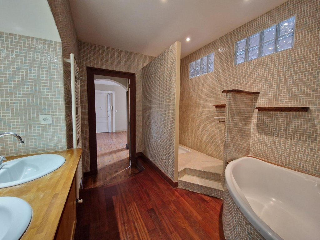 APPARTEMENT T4 A LOUER - ST ETIENNE - 112.53 m2 - 890 &euro; charges comprises par mois