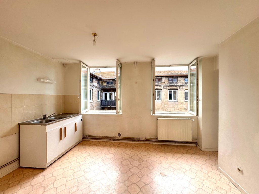 APPARTEMENT T4 A LOUER - ST ETIENNE - 126 m2 - 830 &euro; charges comprises par mois