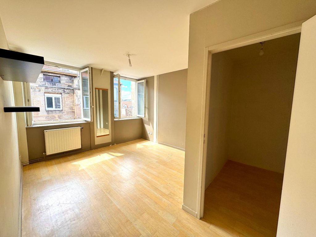 APPARTEMENT T4 A LOUER - ST ETIENNE - 126 m2 - 830 &euro; charges comprises par mois