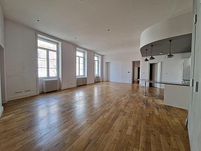 APPARTEMENT T5 A LOUER - ST ETIENNE - 157.58 m2 - 1 075 &euro; charges comprises par mois