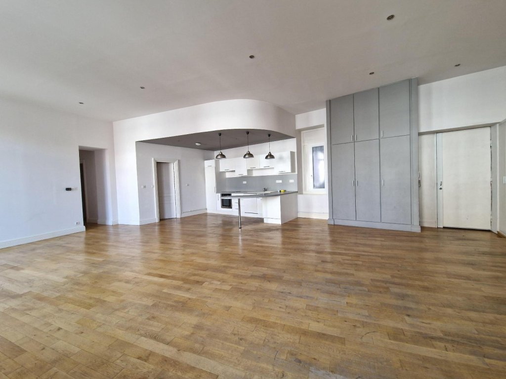 APPARTEMENT T5 A LOUER - ST ETIENNE - 157.58 m2 - 1 075 &euro; charges comprises par mois