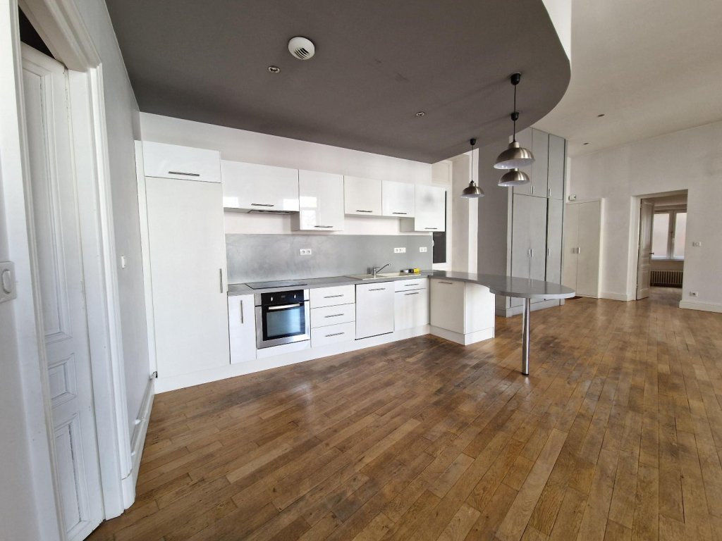 APPARTEMENT T5 A LOUER - ST ETIENNE - 157.58 m2 - 1 075 &euro; charges comprises par mois