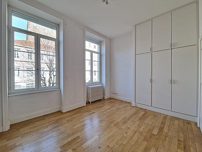 APPARTEMENT T5 A LOUER - ST ETIENNE - 157.58 m2 - 1 075 &euro; charges comprises par mois