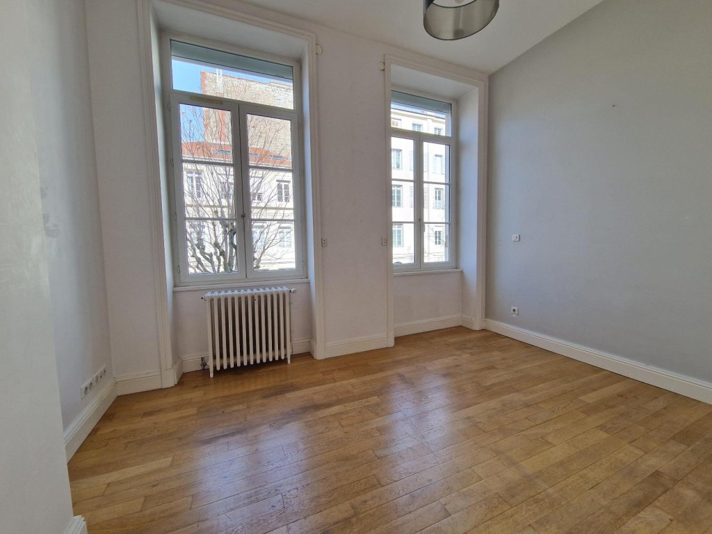 APPARTEMENT T5 A LOUER - ST ETIENNE - 157.58 m2 - 1 075 &euro; charges comprises par mois