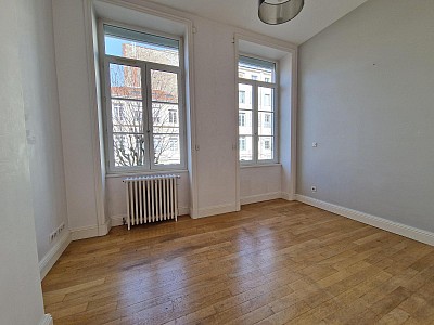 APPARTEMENT T5 A LOUER - ST ETIENNE - 157.58 m2 - 1 075 &euro; charges comprises par mois