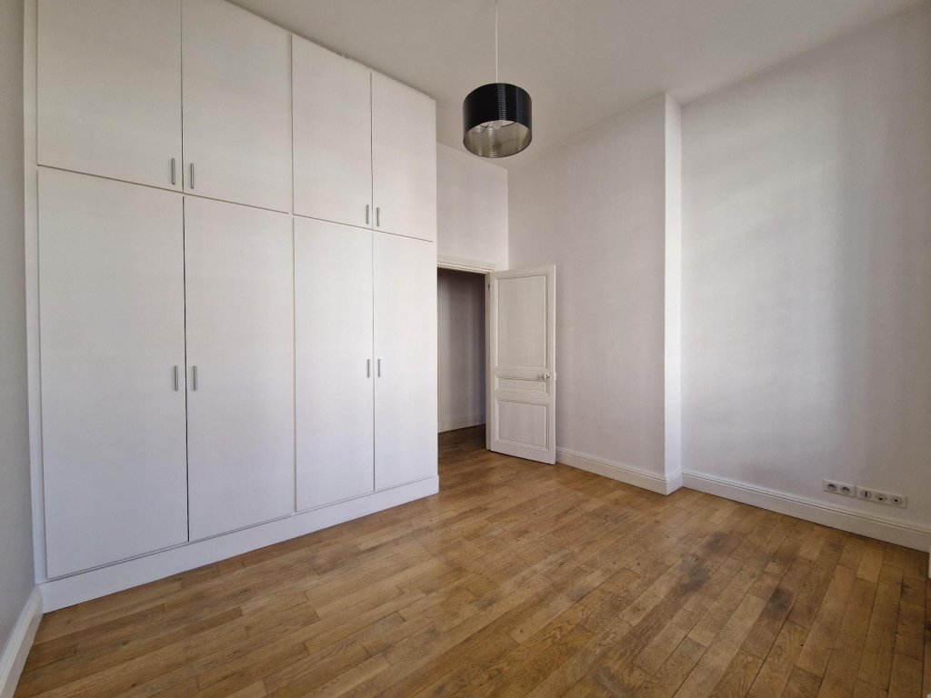 APPARTEMENT T5 A LOUER - ST ETIENNE - 157.58 m2 - 1 075 &euro; charges comprises par mois
