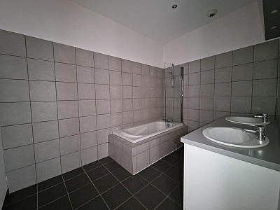 APPARTEMENT T5 A LOUER - ST ETIENNE - 157.58 m2 - 1 075 &euro; charges comprises par mois