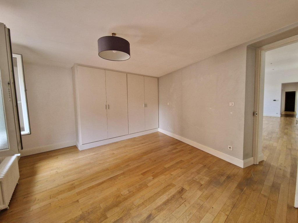 APPARTEMENT T5 A LOUER - ST ETIENNE - 157.58 m2 - 1 075 &euro; charges comprises par mois