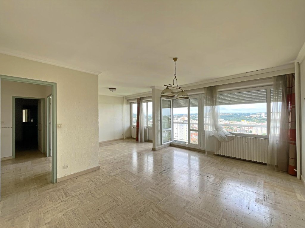 APPARTEMENT T5 A VENDRE - ST ETIENNE - 100 m2 - 95 000 &euro;