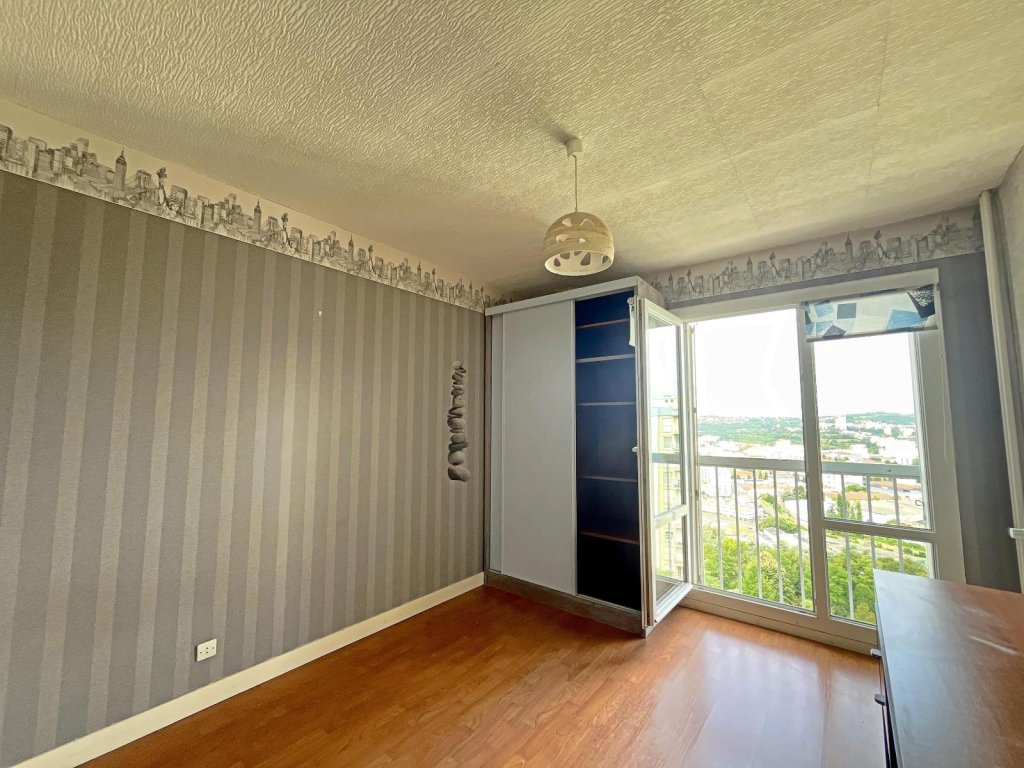 APPARTEMENT T5 A VENDRE - ST ETIENNE - 100 m2 - 95 000 &euro;